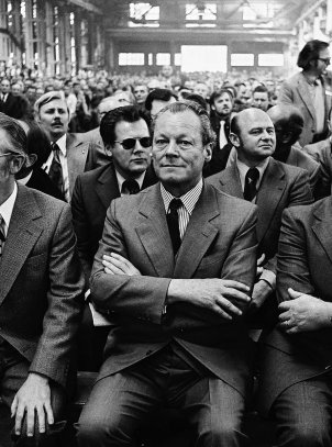 Der Spion in seinem Rücken: Willy Brandt und Günter Guillaume auf einer Wahlkampfveranstaltung in einem Braunschweiger Kohlebergwerk, 8. April 1974