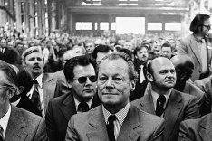 Der Spion in seinem Rücken: Willy Brandt und Günter Guillaume auf einer Wahlkampfveranstaltung in einem Braunschweiger Kohlebergwerk, 8. April 1974