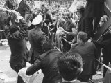 Zusammenstoß von Schah-Anhängern und Demonstranten vor dem Rathaus Schöneberg, 2. Juni 1967
