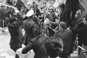 Zusammenstoß von Schah-Anhängern und Demonstranten vor dem Rathaus Schöneberg, 2. Juni 1967