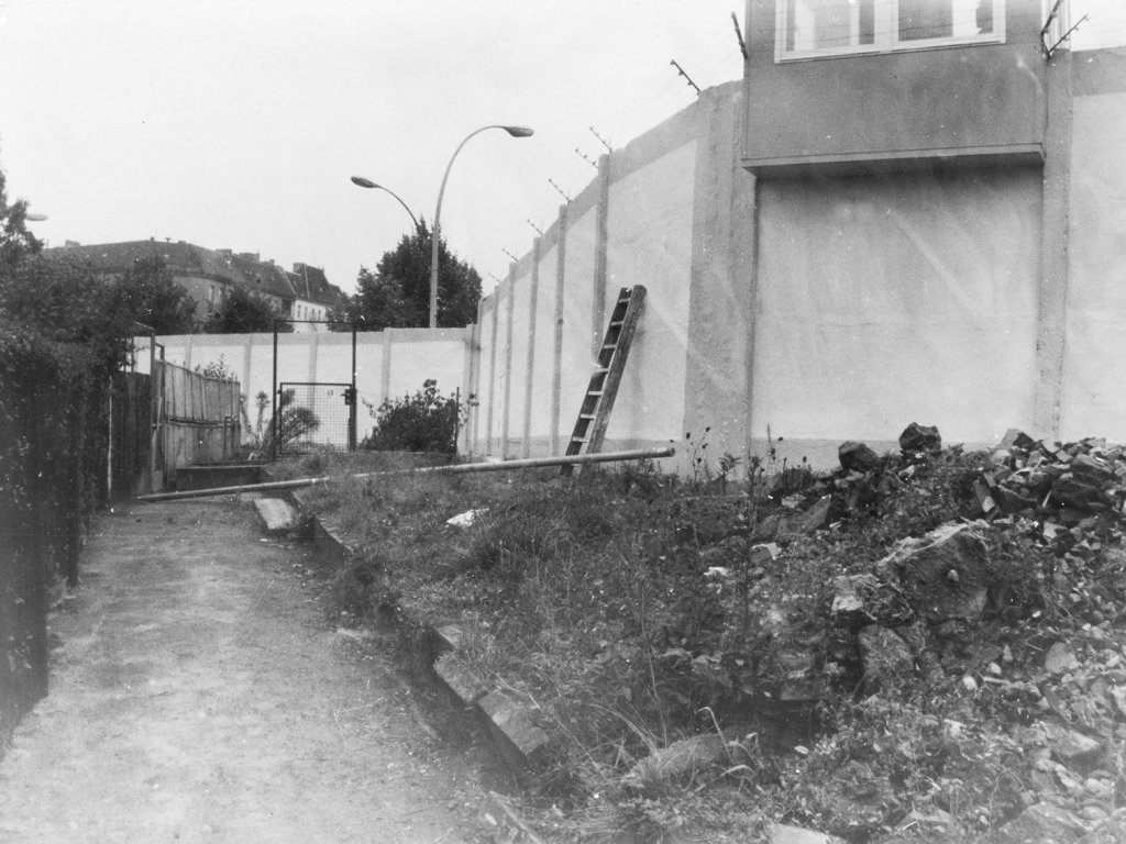 Einstieg in das Kontrollterritorium mithilfe einer Leiter: Gelungene Flucht über den Grenzübergang Bornholmer Straße, 2. September 1986 Einstieg in das Kontrollterritorium mithilfe einer Leiter: Gelungene Flucht über den Grenzübergang Bornholmer Straße, 2. September 1986