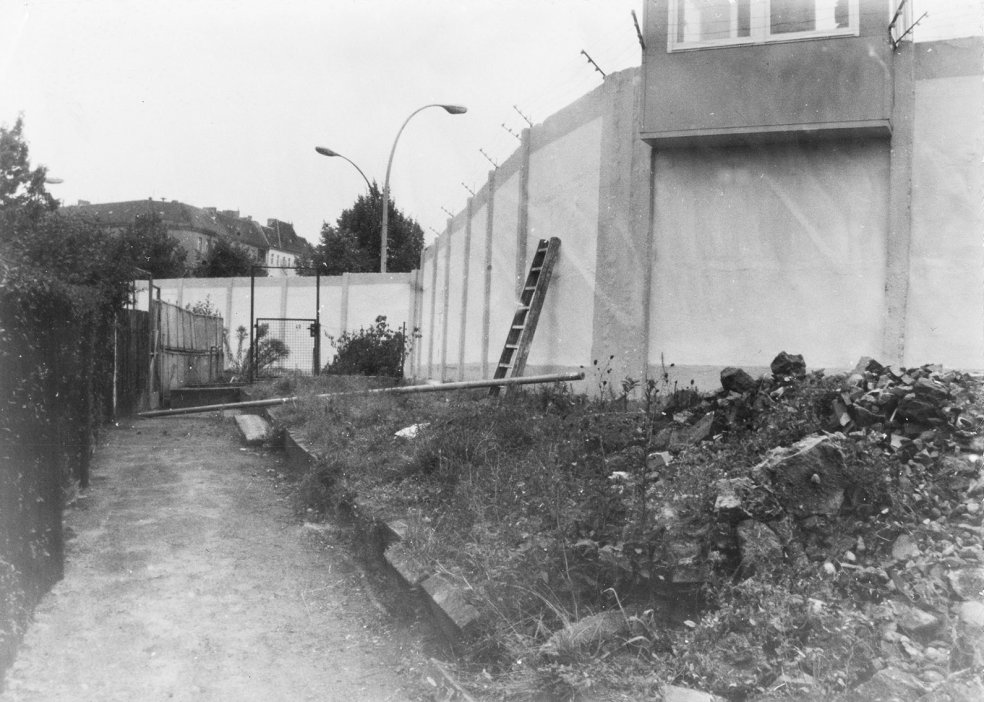 Einstieg in das Kontrollterritorium mithilfe einer Leiter: Gelungene Flucht &uuml;ber den Grenz&uuml;bergang Bornholmer Stra&szlig;e, 2. September 1986