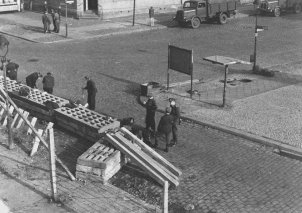 Betonplatten blockieren einen früheren Straßenübergang zwischen Berlin-Mitte (Ost-Berlin) und Wedding (West-Berlin), 18. Oktober 1961.