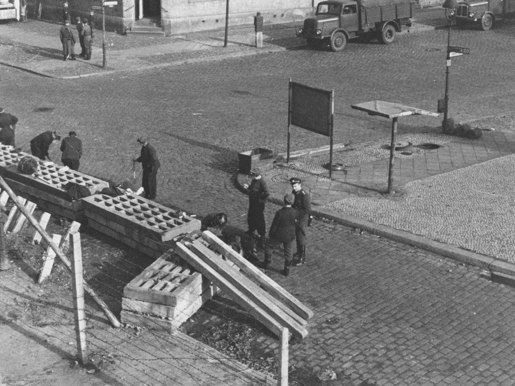 Betonplatten blockieren einen früheren Straßenübergang zwischen Berlin-Mitte (Ost-Berlin) und Wedding (West-Berlin), 18. Oktober 1961.