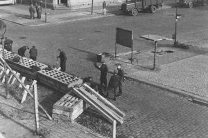 Betonplatten blockieren einen früheren Straßenübergang zwischen Berlin-Mitte (Ost-Berlin) und Wedding (West-Berlin), 18. Oktober 1961.