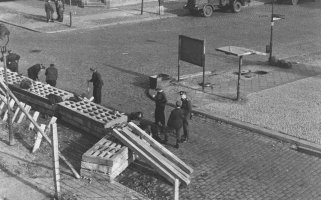 Betonplatten blockieren einen früheren Straßenübergang zwischen Berlin-Mitte (Ost-Berlin) und Wedding (West-Berlin), 18. Oktober 1961.