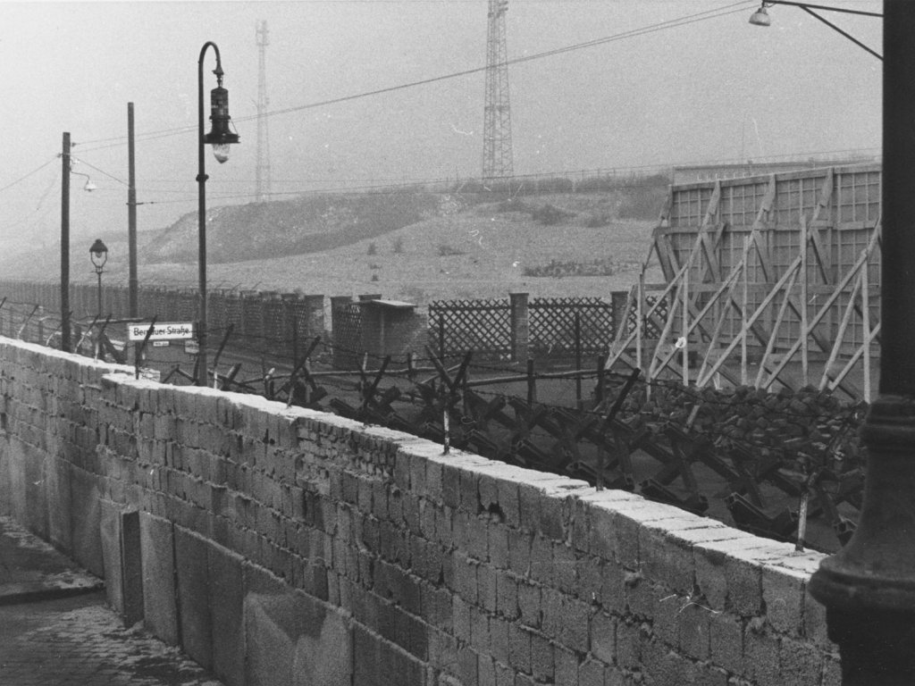 Panzersperren und Sichtblenden in der Bernauer-/Ecke Schwedter Straße, 22. November 1961 Panzersperren und Sichtblenden in der Bernauer-/Ecke Schwedter Straße, 22. November 1961