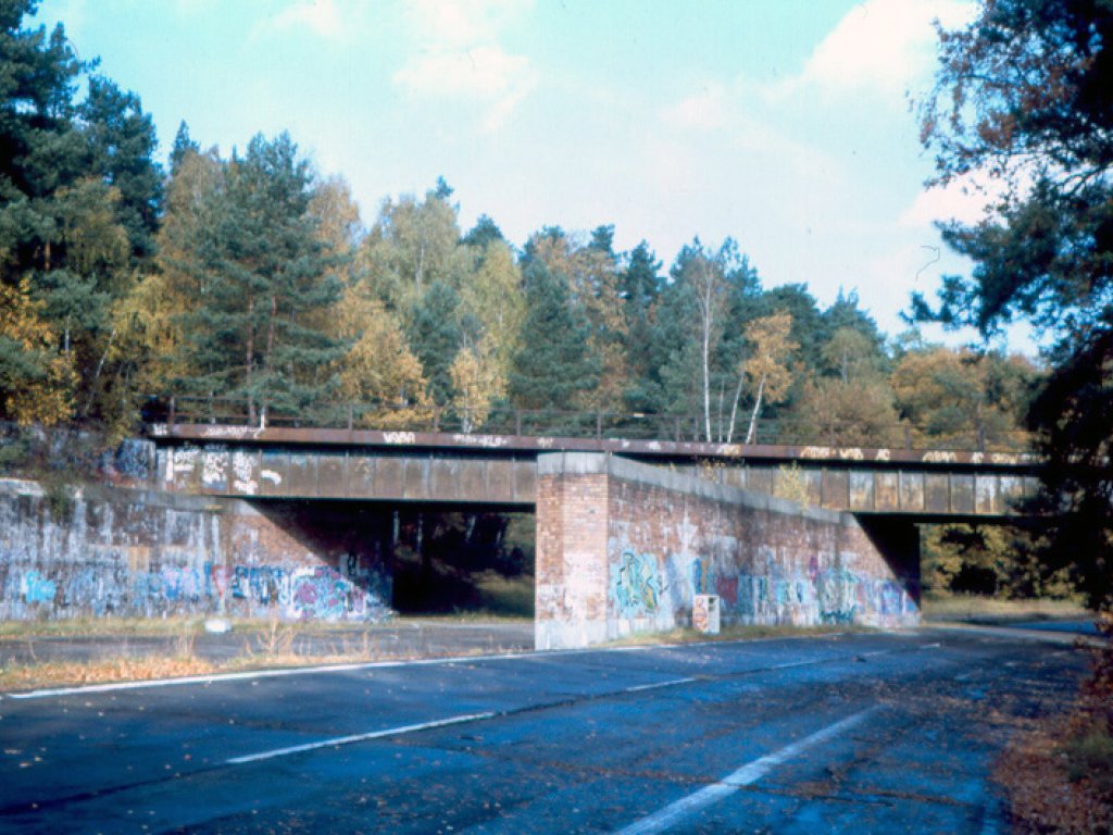 Brücke des ‚Stahnsdorfer Dammes’ über die ehemalige Autobahn bei Dreilinden Anfang der 90er Jahre