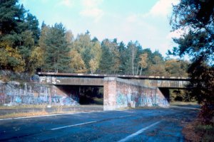 Brücke des ‚Stahnsdorfer Dammes’ über die ehemalige Autobahn bei Dreilinden Anfang der 90er Jahre