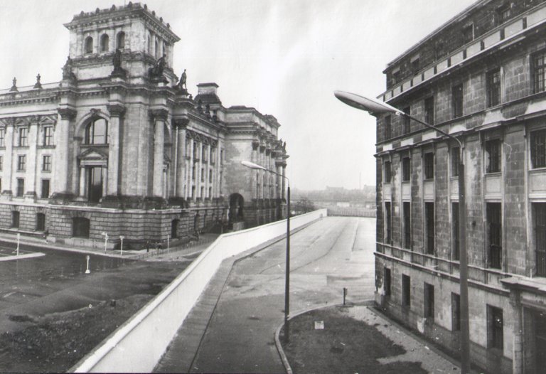 Am Reichstagsgebäude, Ostseite, Blick von Süden, Aufnahme 1980er Jahre