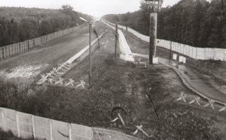 Zwischen Berlin-Zehlendorf und Kleinmachnow, in der Nähe des Autobahn-Grenzübergangs Dreilinden/Drewitz (heute: Europarc), Aufnahme 1980er Jahre