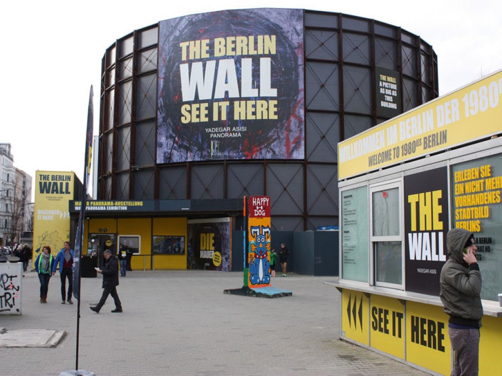 "Erleben Sie ein nicht mehr vorhandenes Stadtbild Berlins": Das Assisi-Panorama "The Berlin Wall" am Checkpoint Charlie; Aufnahme 2016 "Erleben Sie ein nicht mehr vorhandenes Stadtbild Berlins": Das Assisi-Panorama "The Berlin Wall" am Checkpoint Charlie; Aufnahme 2016