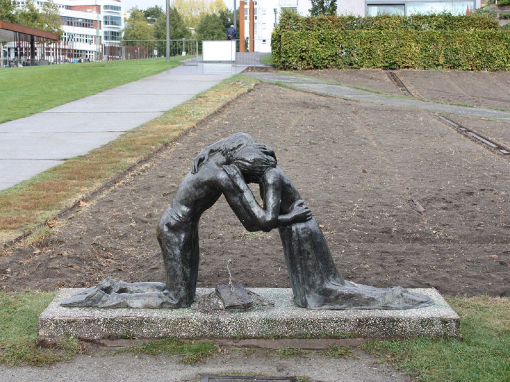 Skulptur "Reconciliation" der Bildhauerin Josefina de Vasconcellos unweit des Eingangs zur Kapelle der Versöhnung; Aufnahme 2016