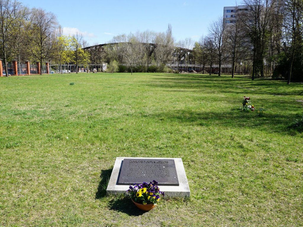 Gedenktafel "Durch den Mauerbau zerstörte Gräber des I. und II. Weltkrieges" auf dem Domfriedhof der St. Hedwigsgemeinde an der Liesen-/Ecke Pflugstraße; Aufnahme 2015