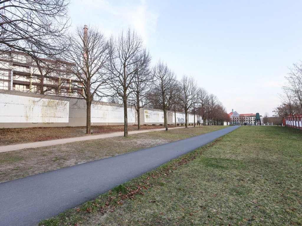 Hinterlandsicherungmauer und Kolonnenweg auf dem Invalidenfriedhof am Spandauer Schifffahrtskanal; Aufnahme 2015 Hinterlandsicherungmauer und Kolonnenweg auf dem Invalidenfriedhof am Spandauer Schifffahrtskanal; Aufnahme 2015
