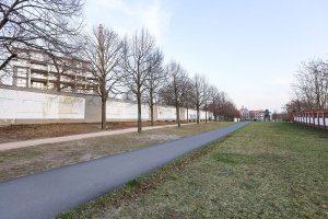 Hinterlandsicherungmauer und Kolonnenweg auf dem Invalidenfriedhof am Spandauer Schifffahrtskanal; Aufnahme 2015