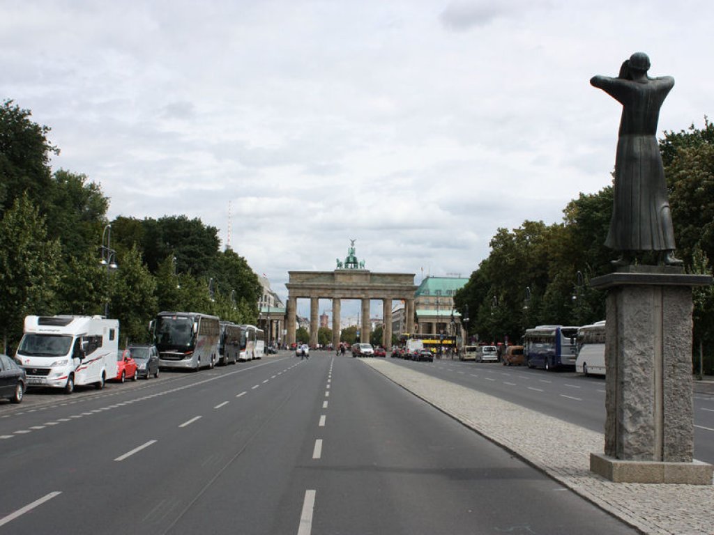 "Der Rufer" von Gerhard Marcks, Skulptur an der Straße des 17. Juni, auf der Westseite des Brandenburger Tores (1); Aufnahme 2016