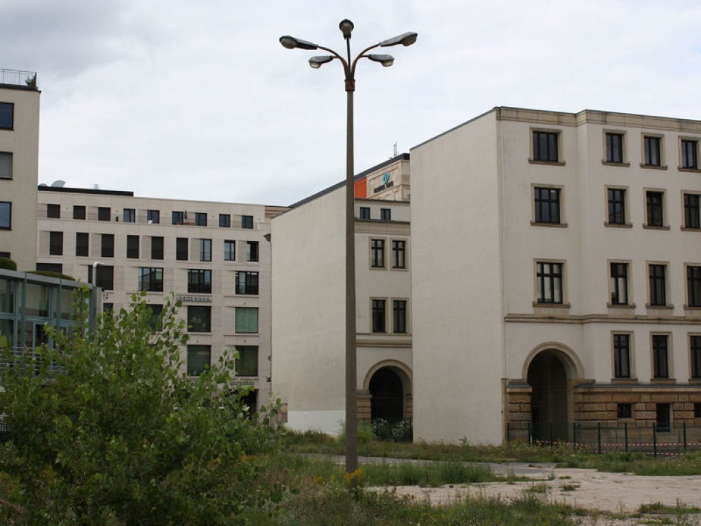 Mehrfach-Bogenlampe zur Sicherung des Grenzgebiet-Vorfeldes nahe dem Preußischen Herrenhaus (heute: Bundesrat); Aufnahme 2015 Mehrfach-Bogenlampe zur Sicherung des Grenzgebiet-Vorfeldes nahe dem Preußischen Herrenhaus (heute: Bundesrat); Aufnahme 2015