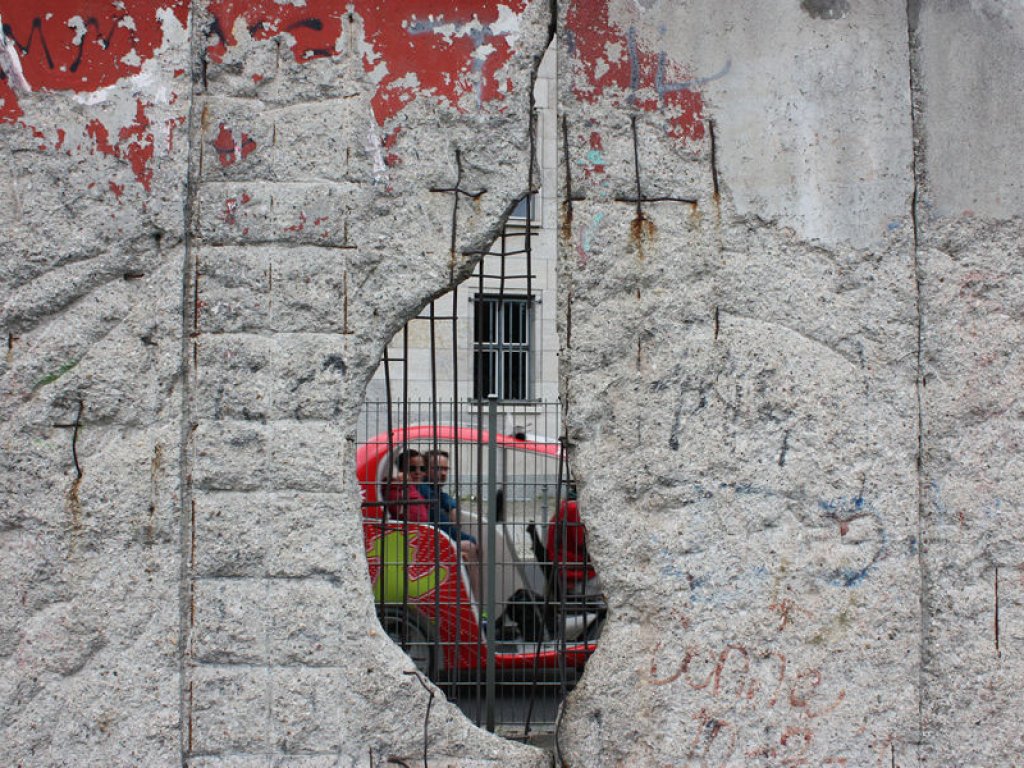 Westseite der Mauer der 4. Generation ("Grenzmauer 75") in der Niederkirchner Straße, von Mauerspechten bearbeitet (2); Aufnahme 2016