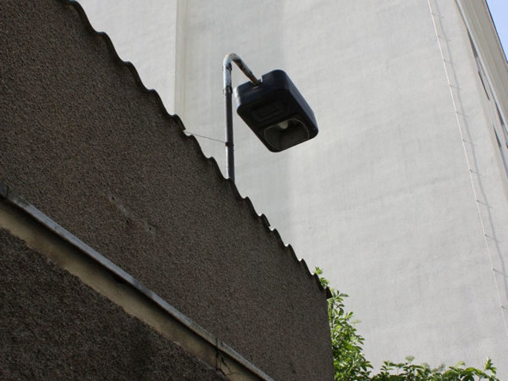 Bogenlampe zur Vorfeldsicherung des Todesstreifens nördlich der Kommandantenstraße in Berlin-Mitte; Aufnahme 2016