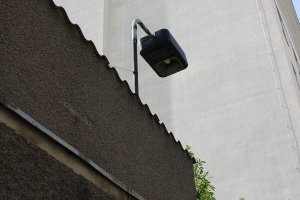 Bogenlampe zur Vorfeldsicherung des Todesstreifens nördlich der Kommandantenstraße in Berlin-Mitte; Aufnahme 2016