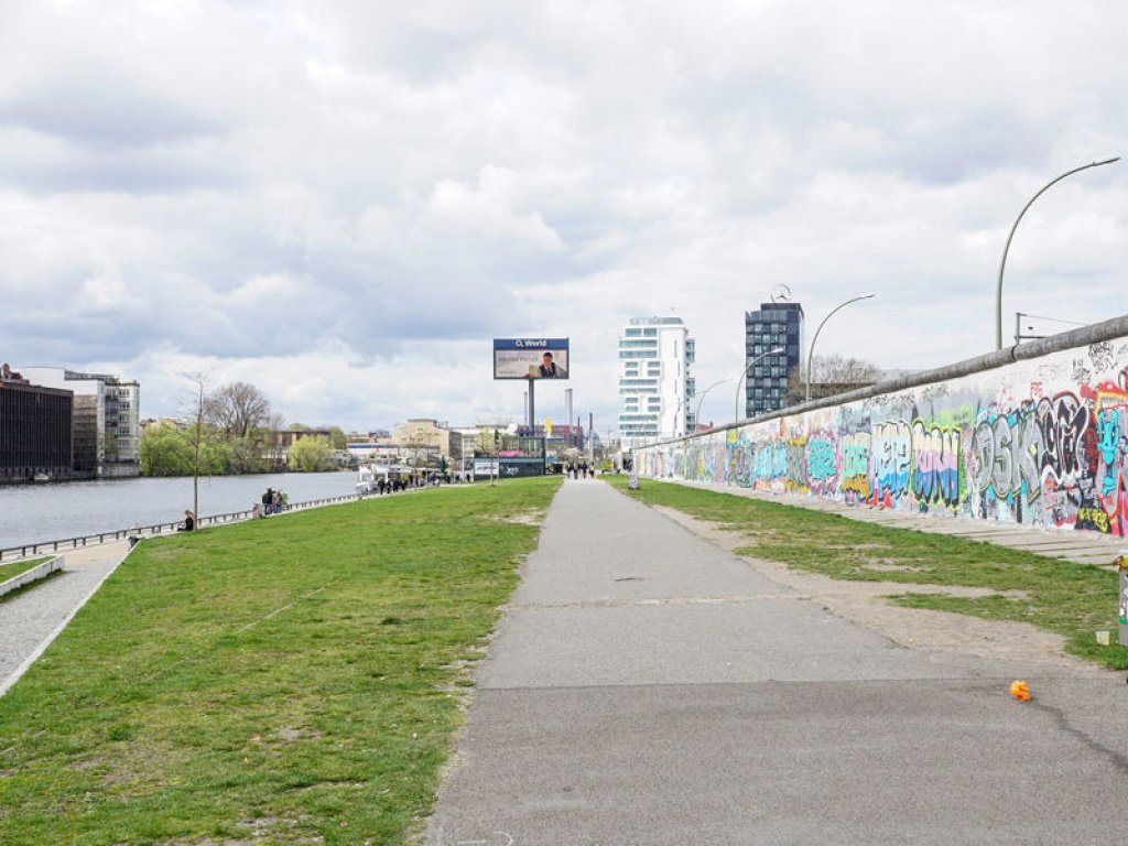 Bemalte Hinterlandmauer (Rückseite der "East Side Gallery") an der Mühlenstraße; Aufnahme 2015