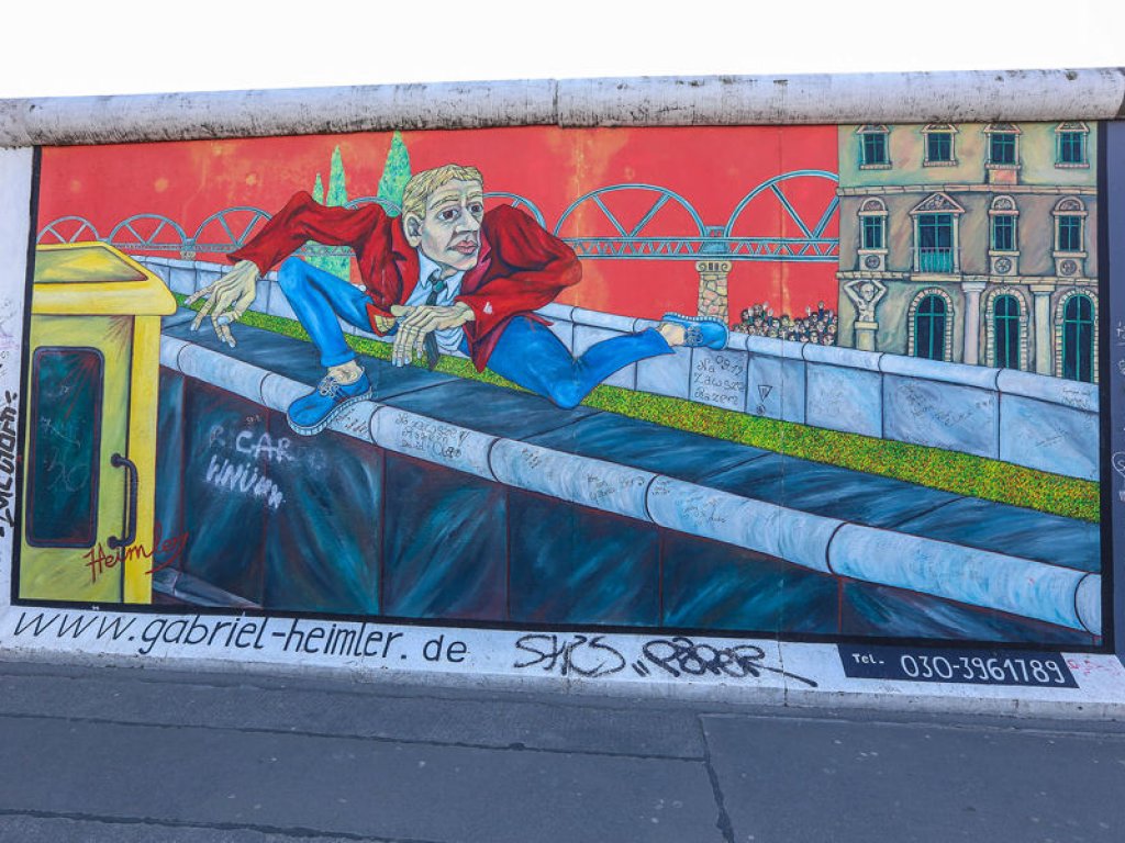 Die "East Side Gallery" als längste denkmalgeschützte Leinwand der Welt, hier exemplarisch das Werk "Der Mauerspringer" von Gabriel Heimler; Aufnahme 2015