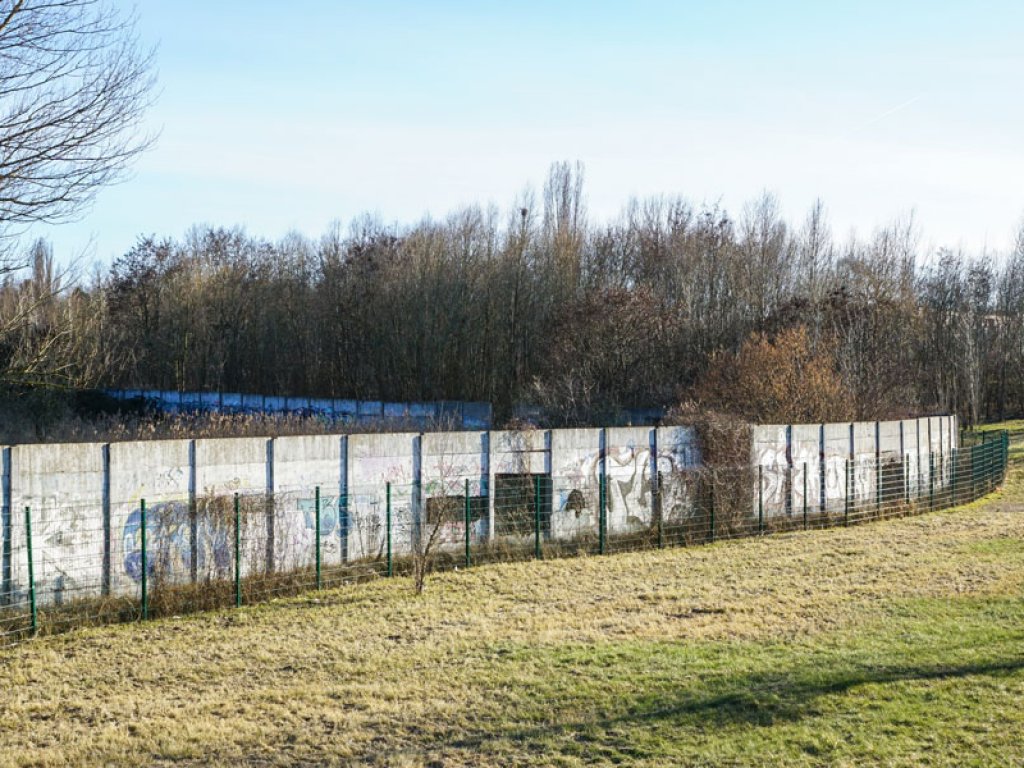 Hinterlandmauer der DDR-Grenzanlagen zwischen Rudower Straße und Glashütter Weg (unweit der Rudower Höhe) (5); Aufnahme 2015