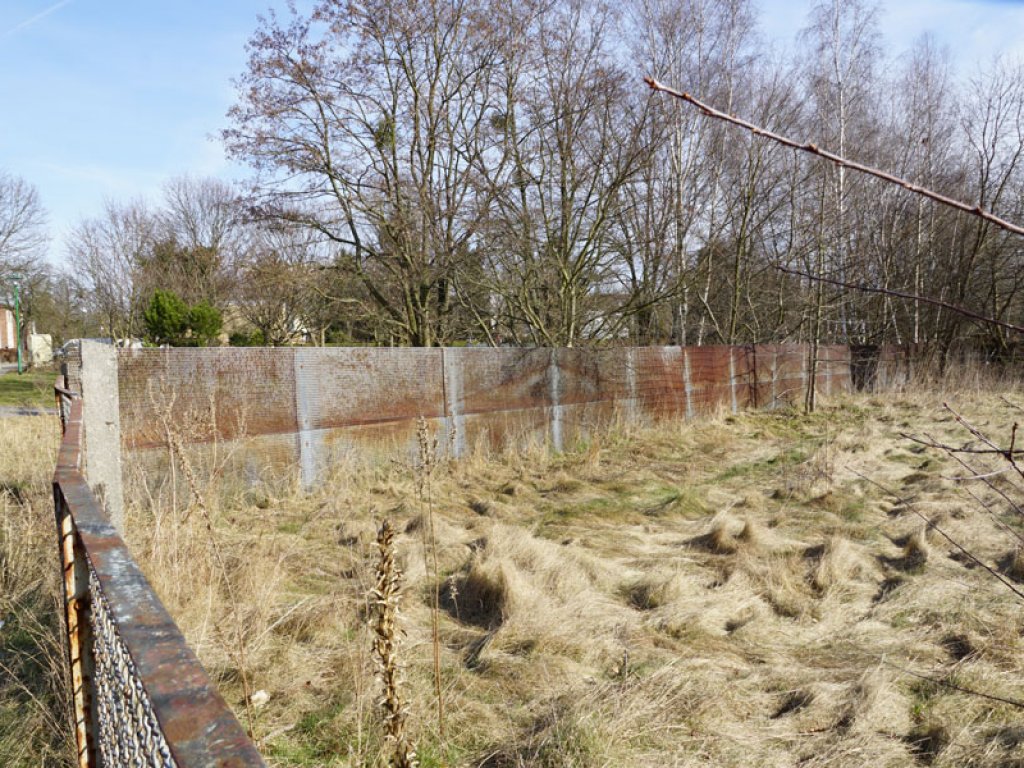 Streckmetallgitterzaun der DDR-Grenzanlagen zwischen Teltow-Seehof und Berlin-Lichterfelde (2); Aufnahme 2015
