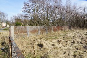 Streckmetallgitterzaun der DDR-Grenzanlagen zwischen Teltow-Seehof und Berlin-Lichterfelde (2); Aufnahme 2015