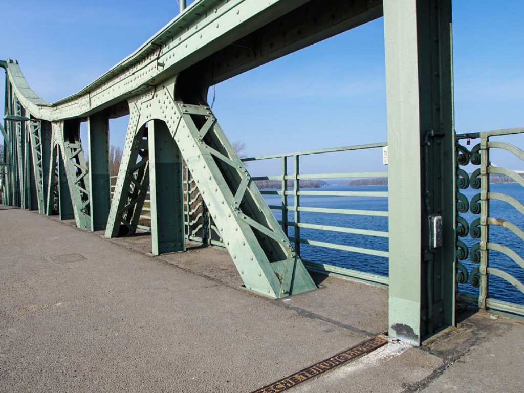Metallband in der Mitte der Glienicker Brücke zur Erinnerung an die deutsche Teilung bis 1989, eingelassen im November 2009; Aufnahme 2015
