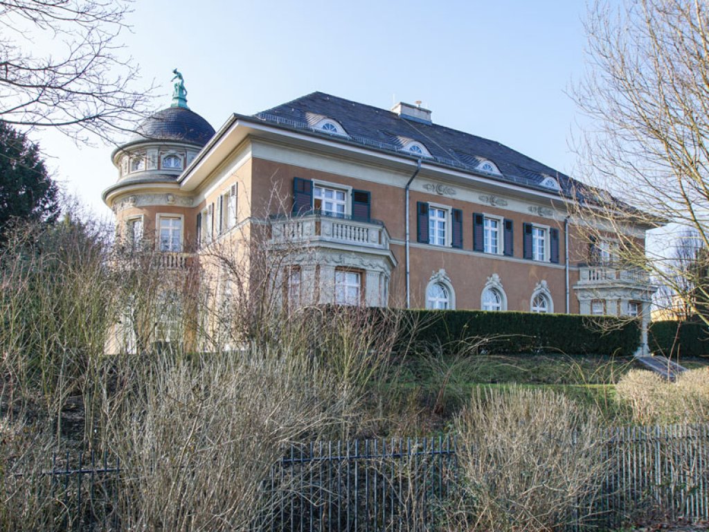 Villa Kampffmeyer am Glienicker Horn in Potsdam, nahe der Glienicker Brücke - bis 1989 Sitz der für Passkontrolle zuständigen Abteilung VI der Potsdamer Stasi-Bezirksverwaltung; Aufnahme 2015