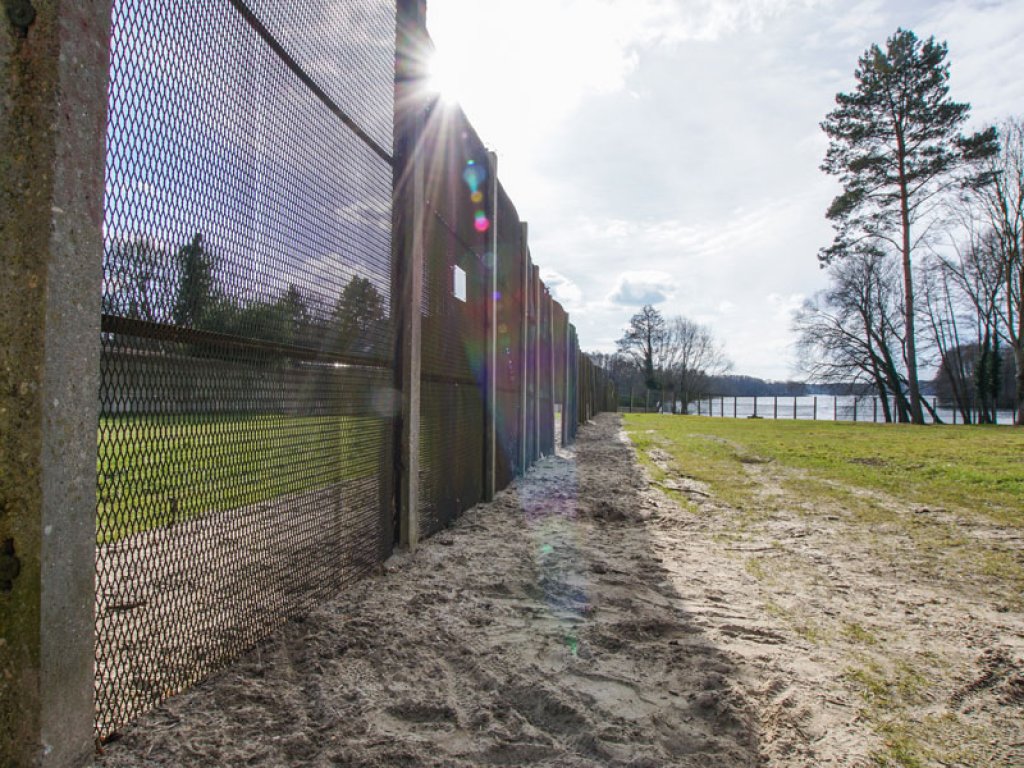 Drei Meter hoher Sperrzaun aus Streckmetallgitterplatten als vorderes Sperrelement der DDR-Grenzanlagen am Groß Glienicker See; Aufnahme 2015