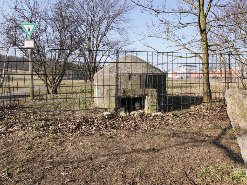 Geschützstellung der DDR-Grenztruppen in der Bergstraße am Grenzübergang Staaken/Heerstraße; Aufnahme 2015