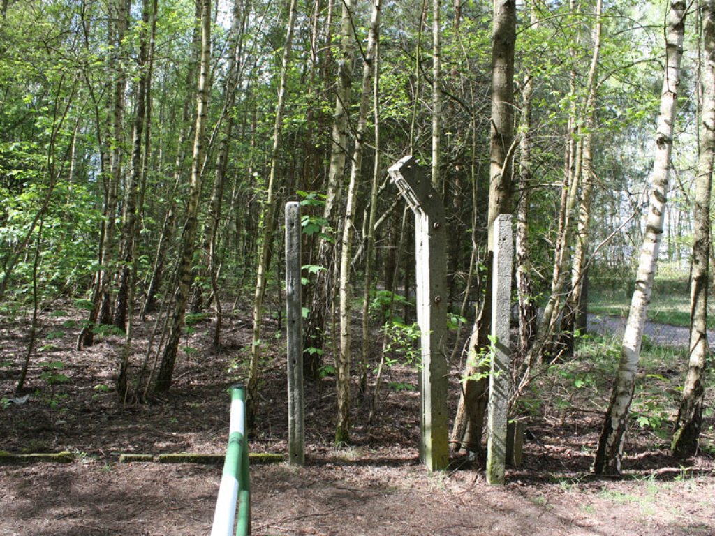 Grenzsignalzaunpfahl mit Befestigungsankern für elektrische Drähte bei Nieder Neuendorf (1); Aufnahme 2015