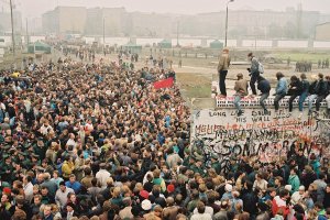 Ost- und West-Berliner am neuen Grenzübergang Potsdamer Platz, 12. November 1989