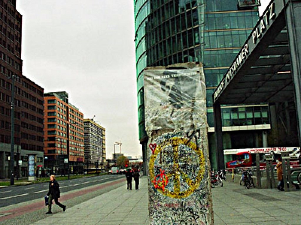 Mauersegment zur Markierung des früheren Grenzverlaufs am Potsdamer Platz in Berlin