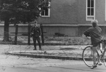 West-Berliner Junge am Stacheldraht: Mitten in der Stadt am Ende der Welt; Aufnahme 13. August 1961