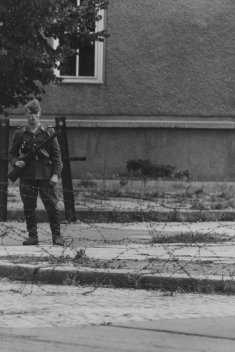 West-Berliner Junge am Stacheldraht: Mitten in der Stadt am Ende der Welt; Aufnahme 13. August 1961