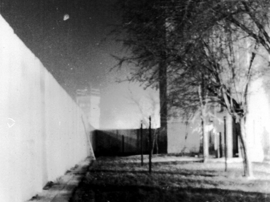 Michael Schmidt, erschossen an der Berliner Mauer: MfS-Foto vom Fluchtweg über den an die Mauer angrenzenden Hinterhof eines Grenzhauses in Berlin-Pankow, 1. Dezember 1984