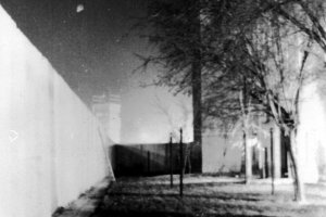 Michael Schmidt, erschossen an der Berliner Mauer: MfS-Foto vom Fluchtweg über den an die Mauer angrenzenden Hinterhof eines Grenzhauses in Berlin-Pankow, 1. Dezember 1984