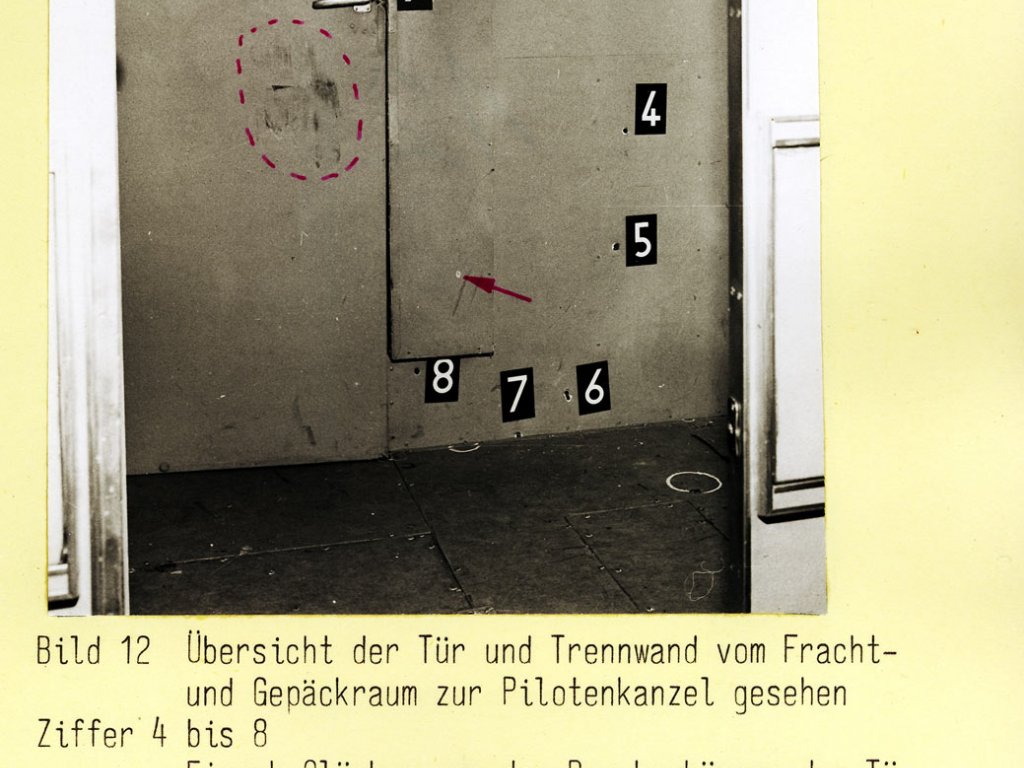 Christel und Eckhard Wehage, Selbstmord nach gescheitertem Fluchtversuch am Flughafen Berlin-Schönefeld: Tatortfoto des MfS von der beschädigten Tür zur Pilotenkanzel, 10. März 1970 Christel und Eckhard Wehage, Selbstmord nach gescheitertem Fluchtversuch am Flughafen Berlin-Schönefeld: Tatortfoto des MfS von der beschädigten Tür zur Pilotenkanzel, 10. März 1970
