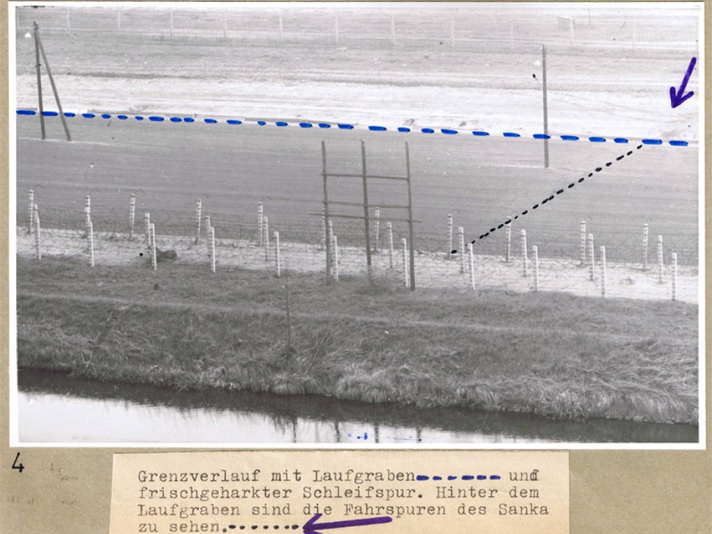 Michael Kollender, erschossen an der Berliner Mauer: Tatortfoto der West-Berliner Polizei vom Grenzstreifen mit eingezeichneten Schleifspuren, 25. April 1966