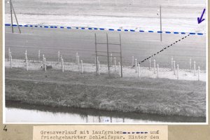 Michael Kollender, erschossen an der Berliner Mauer: Tatortfoto der West-Berliner Polizei vom Grenzstreifen mit eingezeichneten Schleifspuren, 25. April 1966