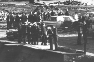 Paul Stretz, erschossen im Berliner Grenzgewässer: Aufnahme der DDR-Grenztruppen - West-Berliner Polizisten, Feuerwehr, Zoll und britische Militärpolizei am West-Berliner Ufer des Spandauer Schiffahrtskanals, 29. April 1966