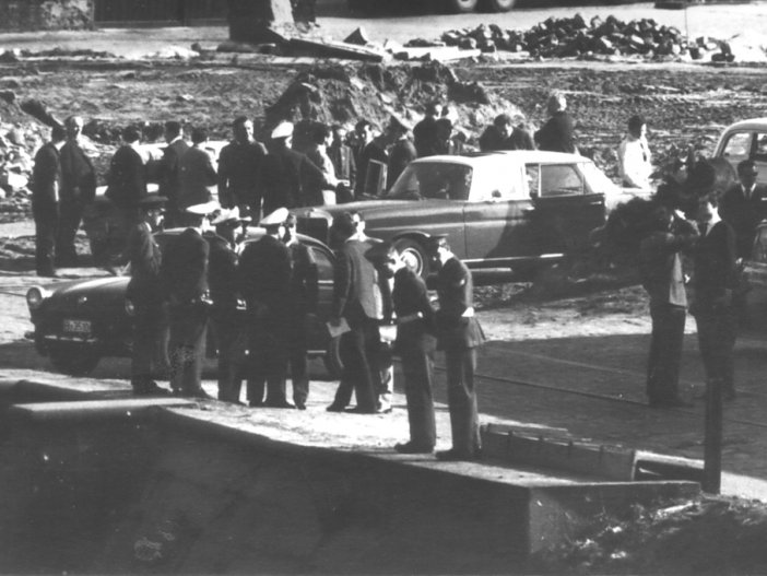 Paul Stretz, erschossen im Berliner Grenzgewässer: Aufnahme der DDR-Grenztruppen - West-Berliner Polizisten, Feuerwehr, Zoll und britische Militärpolizei am West-Berliner Ufer des Spandauer Schiffahrtskanals, 29. April 1966