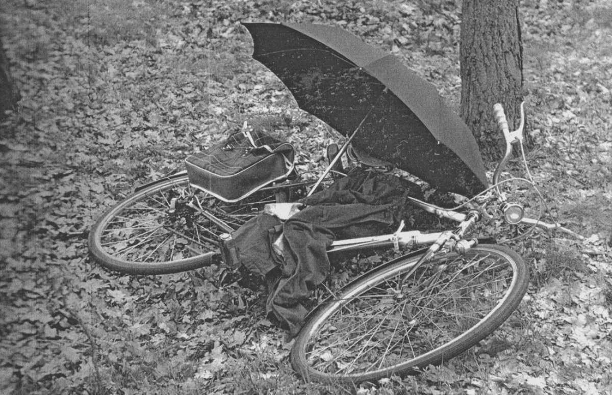 Adolf Philipp, erschossen an der Berliner Mauer: Foto der West-Berliner Polizei von der Fundstelle seines Fahrrades am Oberjägerweg im Spandauer Forst, Aufnahme 6. Mai 1964 Adolf Philipp, erschossen an der Berliner Mauer: Foto der West-Berliner Polizei von der Fundstelle seines Fahrrades am Oberjägerweg im Spandauer Forst, Aufnahme 6. Mai 1964