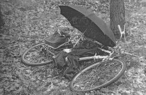 Adolf Philipp, erschossen an der Berliner Mauer: Foto der West-Berliner Polizei von der Fundstelle seines Fahrrades am Oberjägerweg im Spandauer Forst, Aufnahme 6. Mai 1964