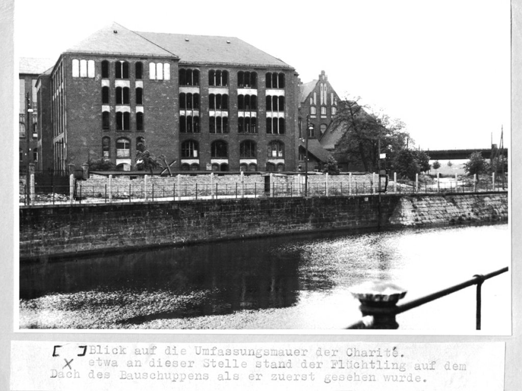 Lutz Haberlandt, erschossen an der Berliner Mauer: Tatortfoto der West-Berliner Polizei vom Charité-Gelände zwischen Berlin-Mitte und Berlin-Tiergarten, 27. Mai 1962