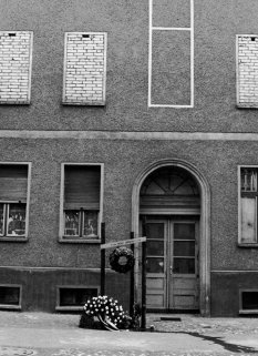 Rudolf Urban, abgestürzt aus einem Grenzhaus an der Berliner Mauer und an den Folgen gestorben: Mahnmal in der Bernauer Straße (Aufnahme 1962)
